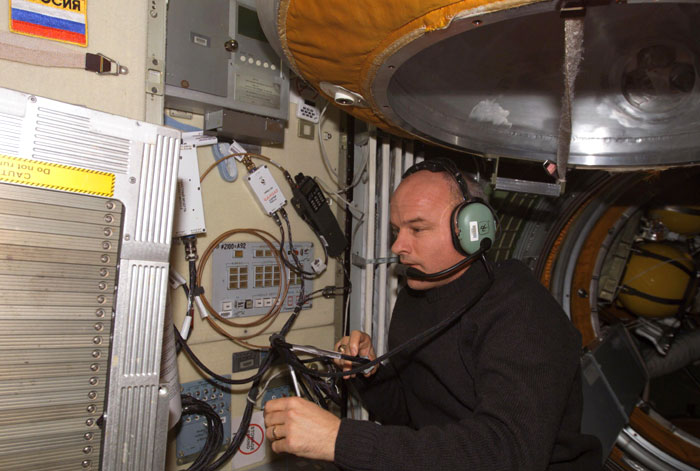 Jeff Williams, KD5TVQ, NASA astronaut bij het radioamateurstation aan boord van het Internationaal Ruimtestation